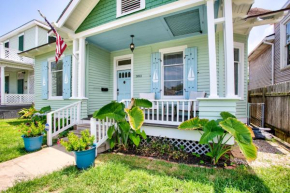 Galveston TX, Beachy Bungalow w Golf Cart and two Cruiser Bikes home